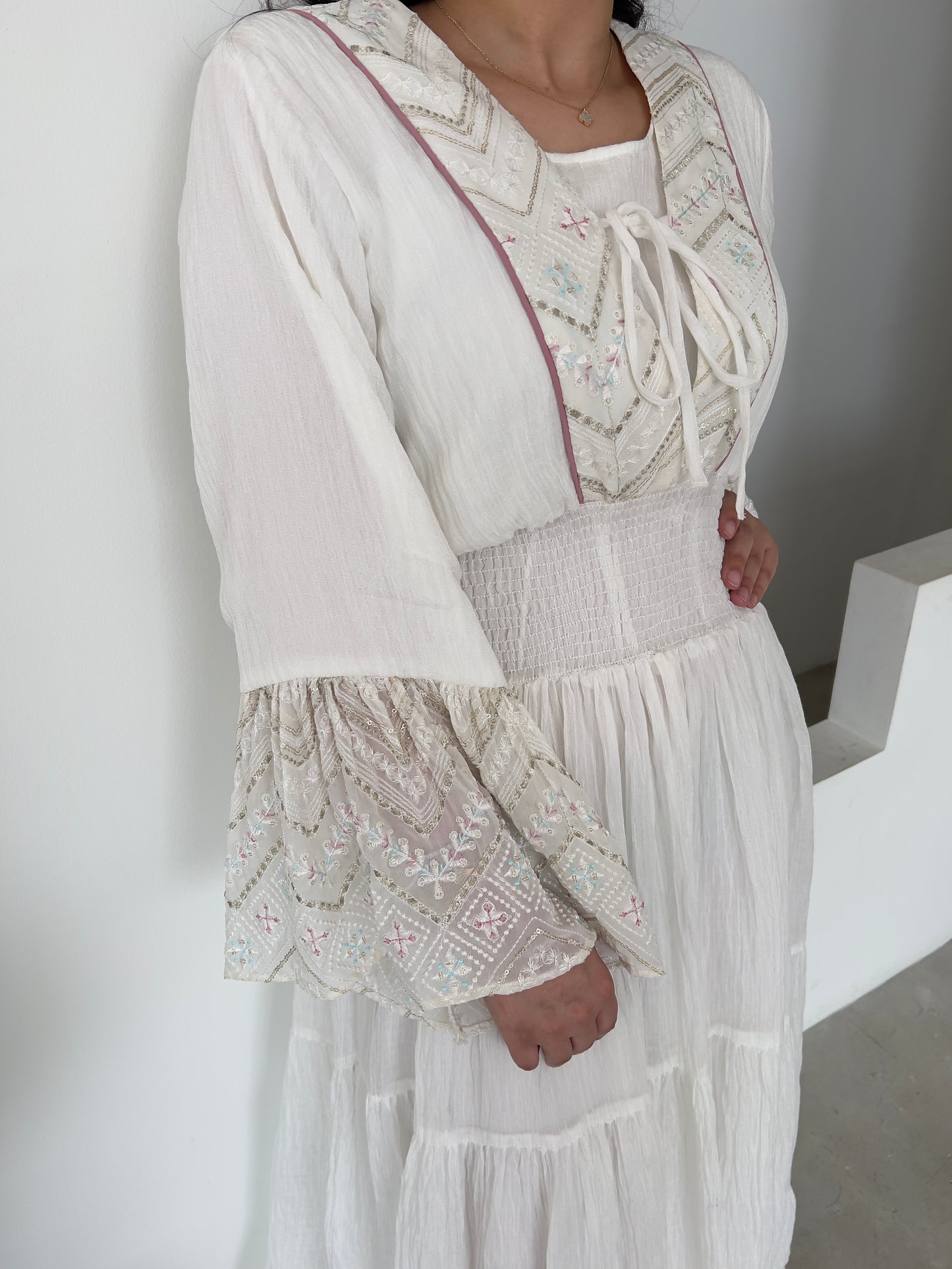 DN157 - WHITE FLOWY DRESS