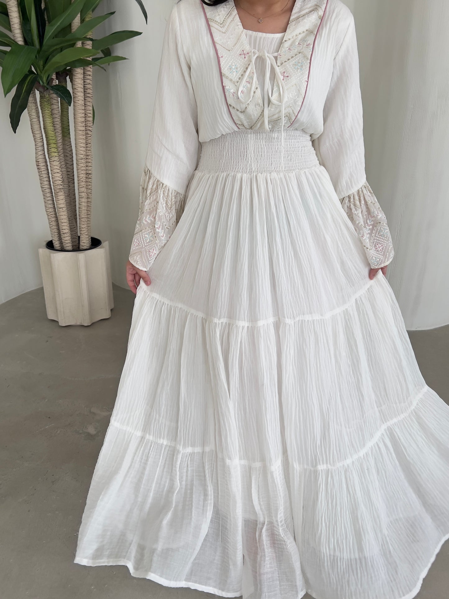 DN157 - WHITE FLOWY DRESS