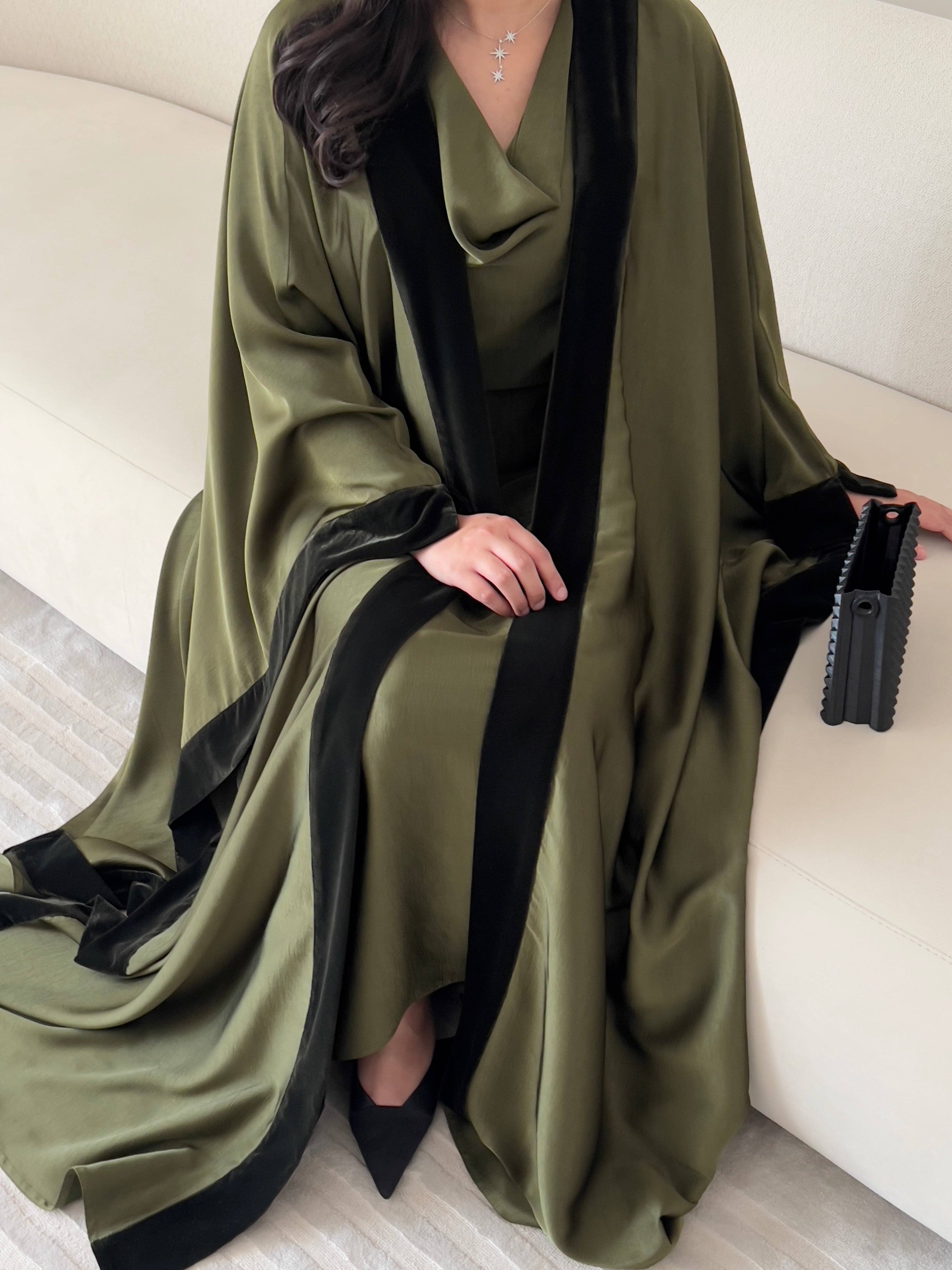 DN203 - SILK ABAYA SET