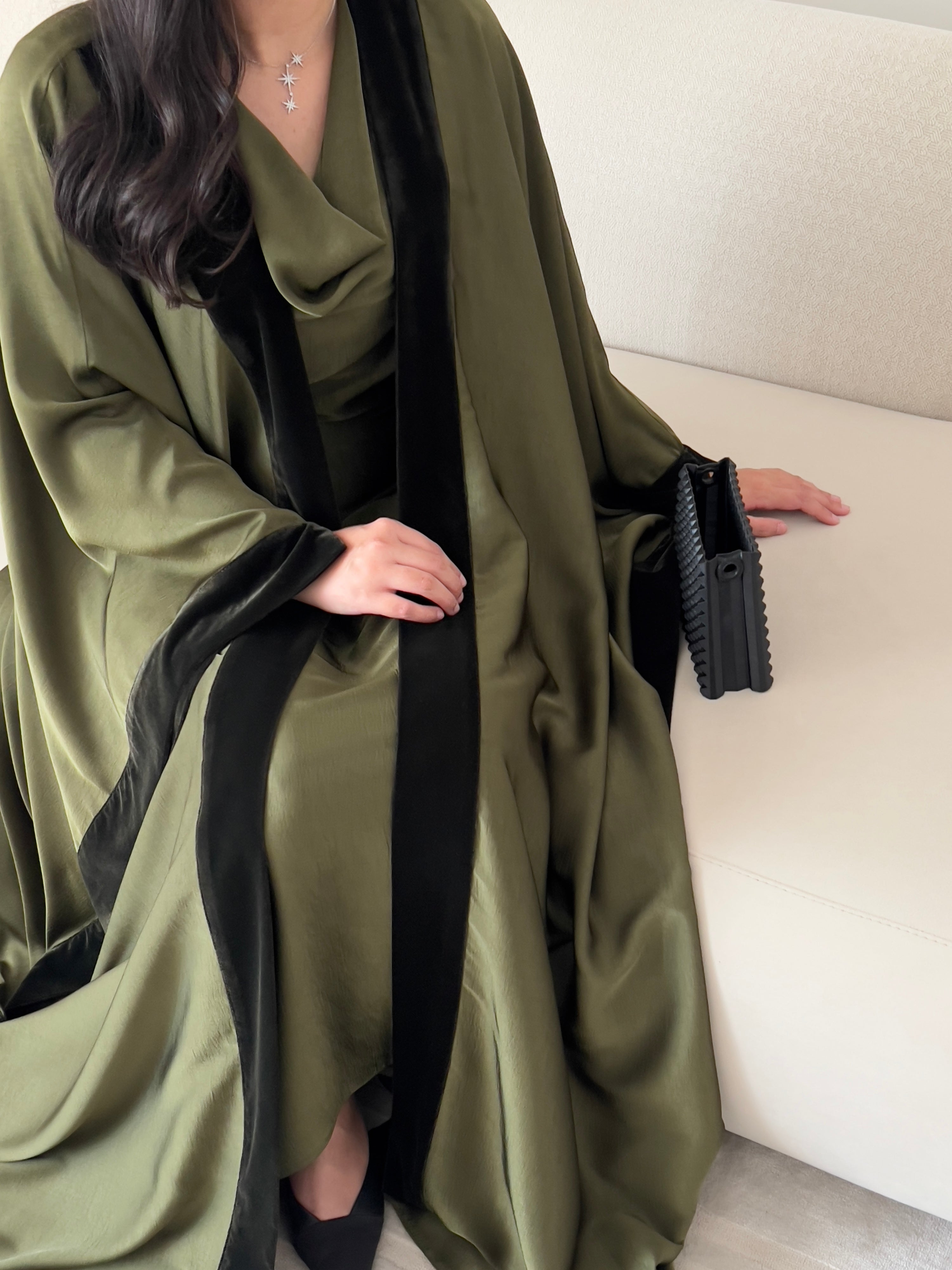 DN203 - SILK ABAYA SET